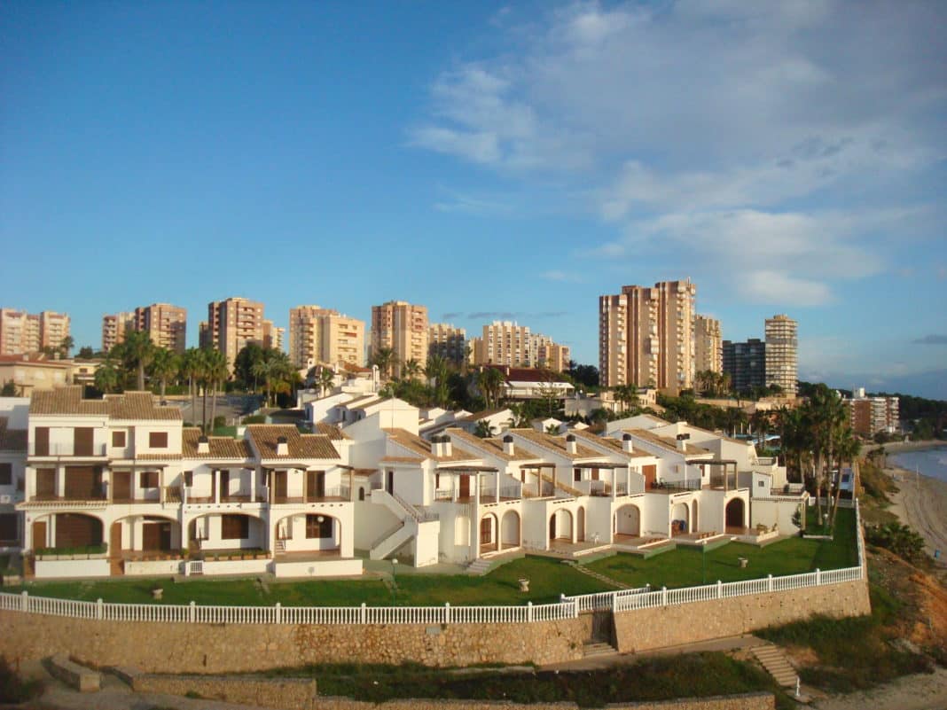 The recent proposal by Prime Minister Pedro Sánchez to significantly increase taxes on the sale of homes to non-EU citizens who are not residents in the EU has sent shockwaves through Alicante’s real estate sector.