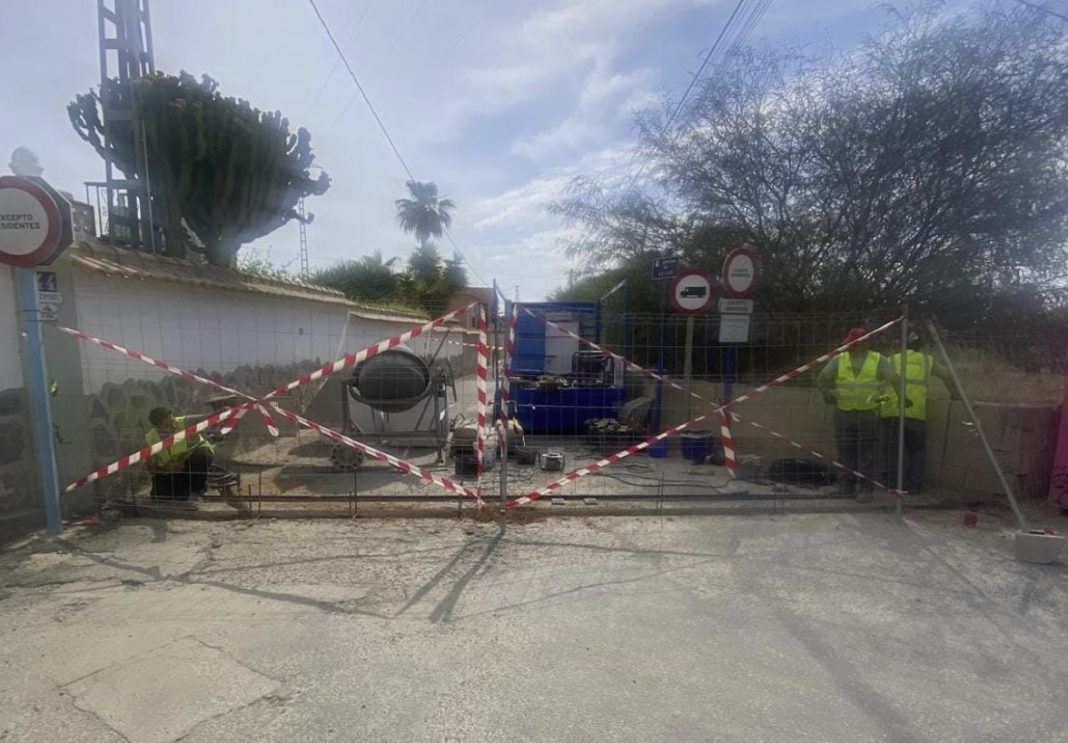 The gate being erected at the entrance from Lomas de Cabo Roig