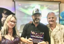 Serenity Insurance Darts League Presentatie Winnaar van het heren enkelspel James Brown