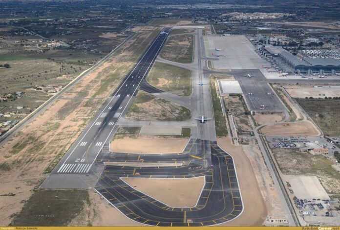 Alicante airport runway