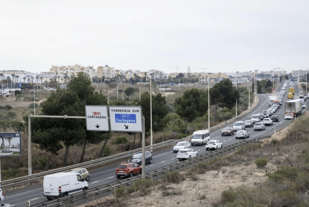 Bárbara Soler erklärte, dass der Bericht die möglichen Auswirkungen des Projekts auf die menschliche Gesundheit, die Atmosphäre, den Boden, die Artenvielfalt, Flora und Fauna, das kulturelle Erbe, die Landschaft und mehr bewertet.