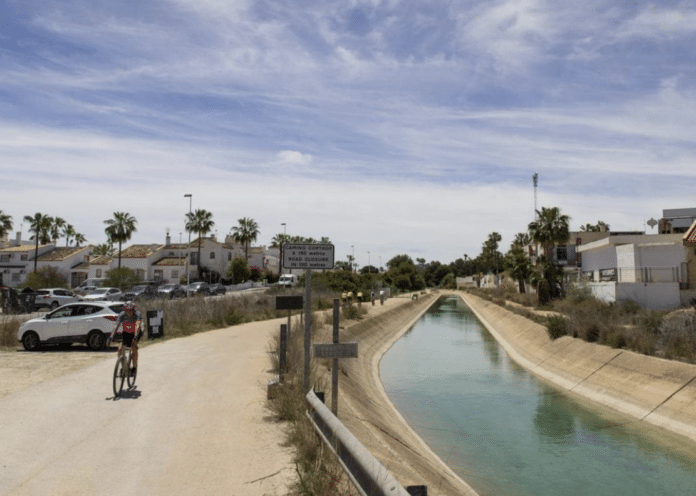 A body was found in the water transfer canal as it passes through Orihuela Costa just after 8:00 a.m. on Friday morning.