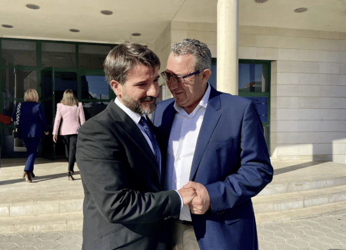 Pablo García, left, has taken the baton of command as a result of the alternation of power agreed between PP and PSOE in Daya Nueva.