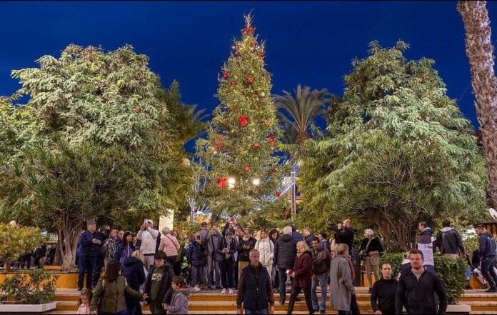 The traditional lighting of the Christmas tree in the Plaza de la Constitución in Torrevieja will take place next Sunday, December 1, at 18:00 hours.