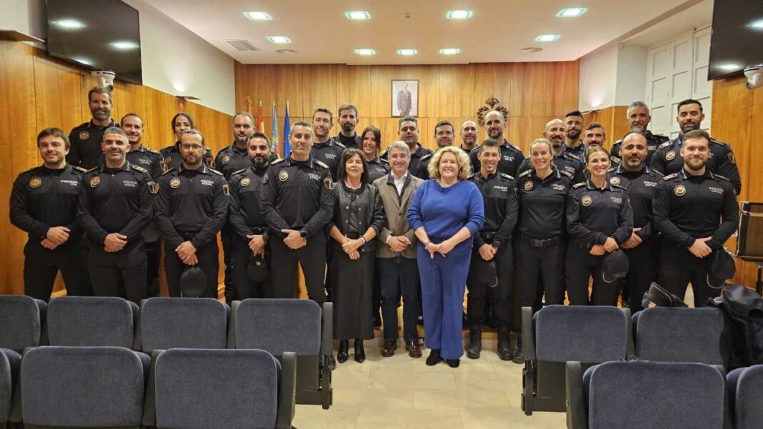 The Mayor of Orihuela, Pepe Vegara, received the 28 Local Police officers who have now joined the staff as career civil servants