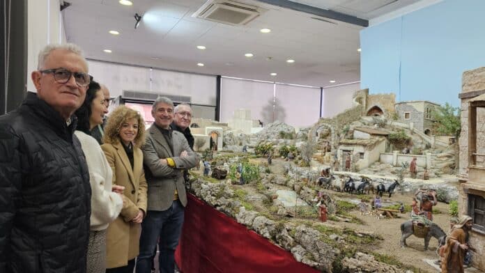 This morning, Orihuela Mayor Pepe Vegara, inaugurated the Municipal Nativity Scene