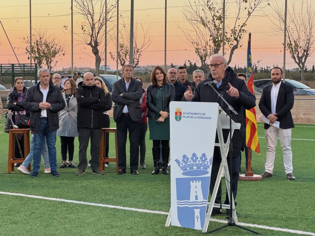 More than 500 boys and girls from Pilar de la Horadada were able to greet Vicente Del Bosque González who came to unveil the plaque with his name on the municipal football field.