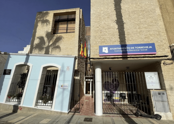 Torrevieja City Council has awarded a two-year contract, with an option for two additional years, to Atende for the provision of Home Help Services (SAD). The contract is valued at €881,473 annually, totalling €3,525,892 over the potential four-year period.