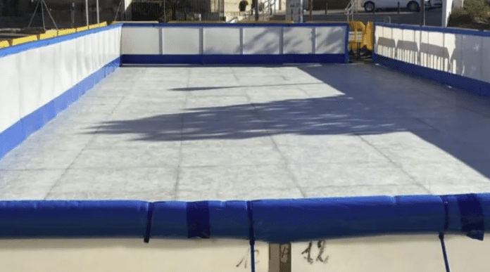 This Christmas, the residents of San Miguel de Salinas will be able to enjoy an artificial ice rink.  The rink, erected in Plaza Jaime I, will remain open until Tuesday, December 17 and its use is completely free.