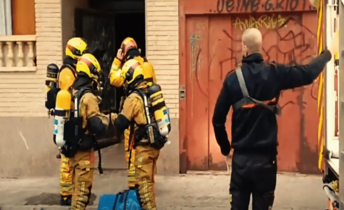 Firefighters from Torrevieja Park responded this morning around 8:15 a.m. to a fire at 80 Calle Ulpiano,