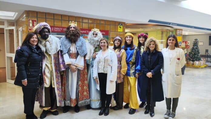 On Saturday morning, the Three Wise Men—Melchior, Gaspar, and Balthazar—made their first stop in Orihuela at the Vega Baja Hospital.