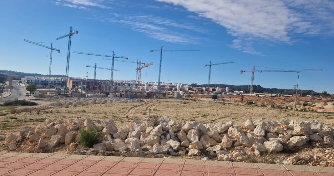 In Torrevieja alone, foreign buyers purchased 3,117 homes in the first half of 2024, according to data from the Notarial College of Valencia.