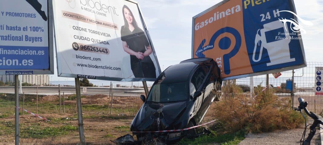 A black car traveling at high speed was the subject of a dramatic accident on Saturday night after veering off the road and colliding with two advertising billboards.