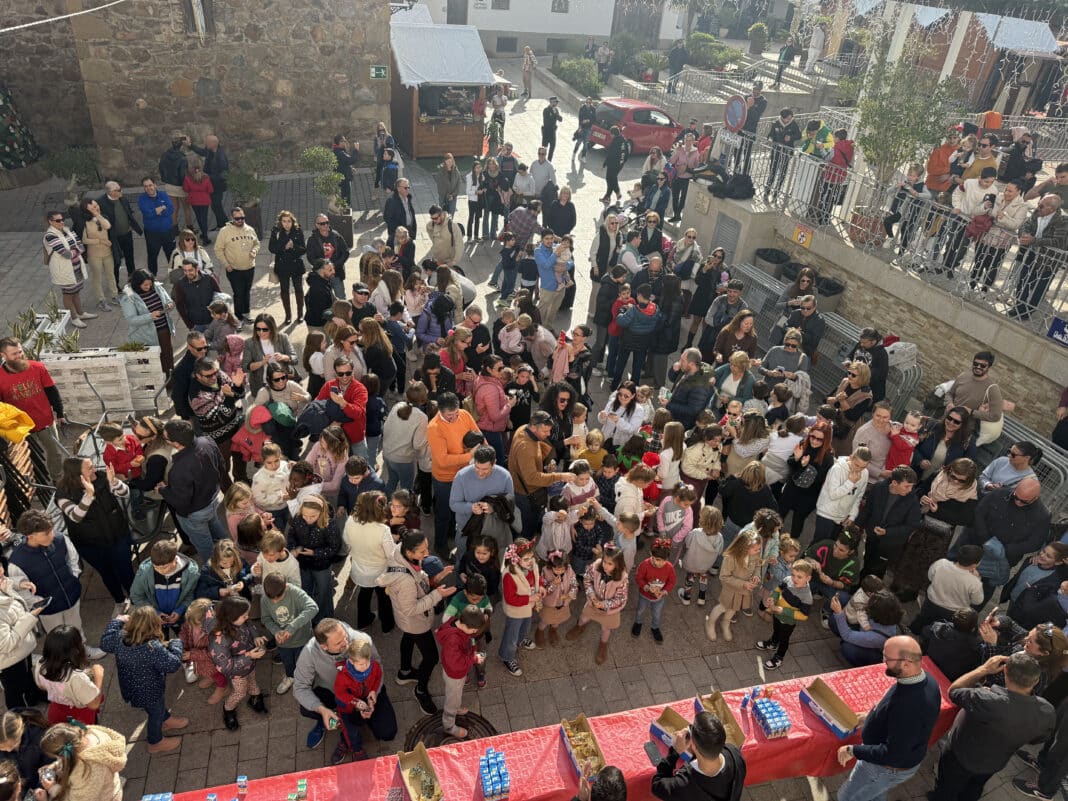 At 12 noon, the little ones enjoyed an emotional moment with the traditional chimes, when, instead of grapes, they ate small sweets to celebrate the early arrival of the New Year.