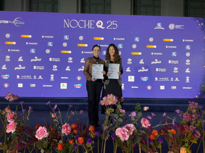 The Tourism Councillor, María Gracia Alarcón, together with the director of the Mojácar Tourist Office, Carmen García Campoy, collected the certificates on behalf of the municipality.