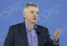 Le fondateur de Ryanair appelle le ministre espagnol « la locomotive communiste » pour les multiples compagnies aériennes Lors d'une conférence de presse à Bruxelles, O'Leary a défendu la politique de la compagnie aérienne, affirmant que « les passagers ne peuvent pas emporter autant de bagages qu'ils le souhaitent ».