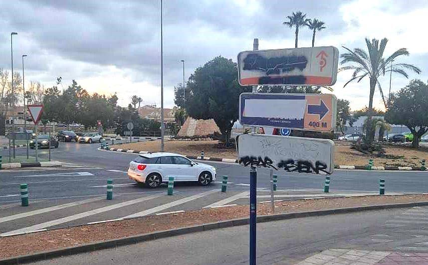 Whilst the council announcement related to large billboards there is also a proliferation of much smaller signs, previously authorised by the Ayuntamiento, but now covered over by the Policia Local, on lamp posts and other vertical structures, across the whole of the Orihuela Costa, that are just as much, if not more of an eyesore than their larger counterparts.