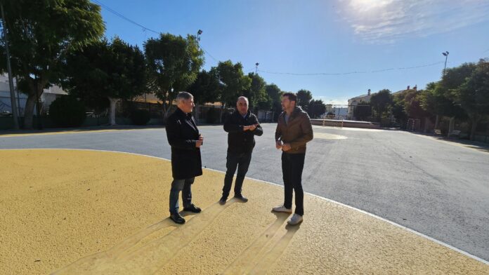 The Mayor of Orihuela, Pepe Vegara, visited the sports courts in the Correntías district on Wednesday morning