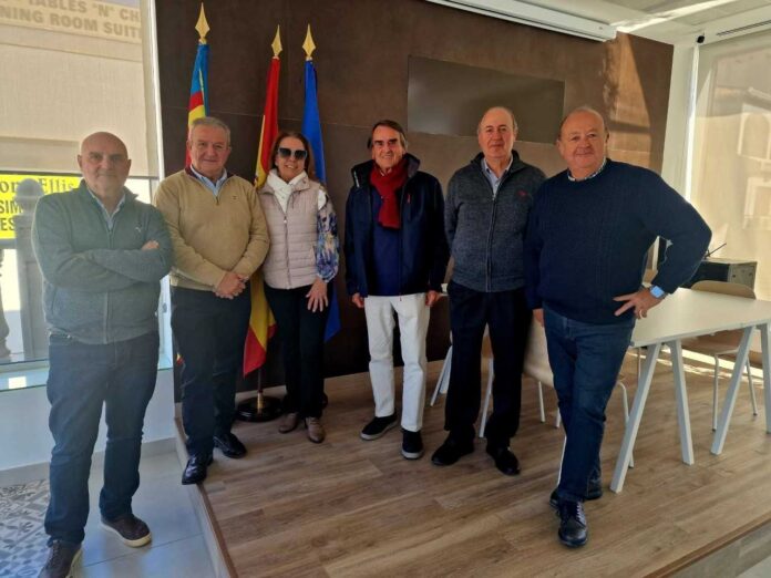 Representatives from Unidos por la Costa met at the Coworking Space of the Orihuela Chamber last week with the president of the association Entre Dos Mares Pro Ayuntamiento.