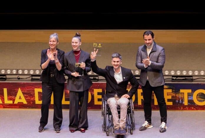 Polina Berezina (Club Gimnasia Rítmica Torrevieja) and Javier García (Club de Remo Torrevieja) with the Mayors and the Councillor for Sport