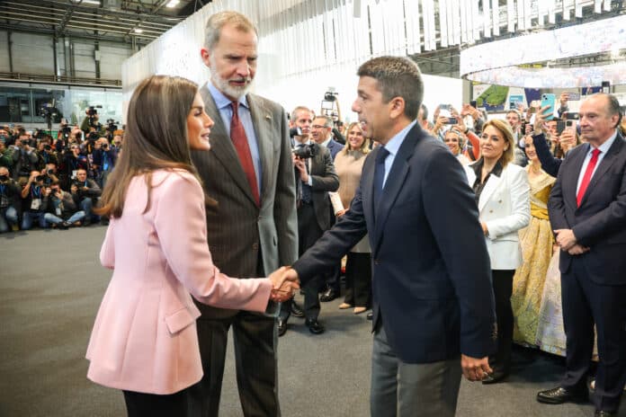 In a symbolic gesture, Mazón presented the King and Queen with a set of handcrafted fans created by artisans from the Guild of Fan Makers in towns affected by recent floods.