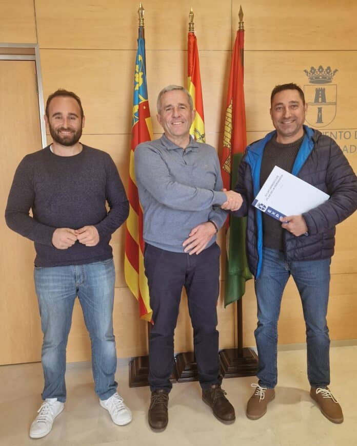 the president of the Club de Tenis y Pádel 30 de Julio alongside the Councilor for Sports, José Antonio Martínez, and Mayor José María Pérez.