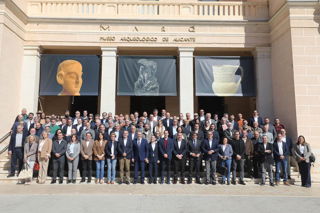 The Alicante Provincial Council Mayors' Forum, led by Toni Pérez, gathered over 100 mayors from the province, excluding those from Alicante and Elche due to scheduling conflicts.