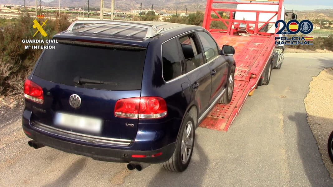 17 Festnahmen: Die Behörden nahmen 17 Personen fest, die mit dem Schmugglernetzwerk in Verbindung standen, das Schnellboote zum Transport von Migranten einsetzte.