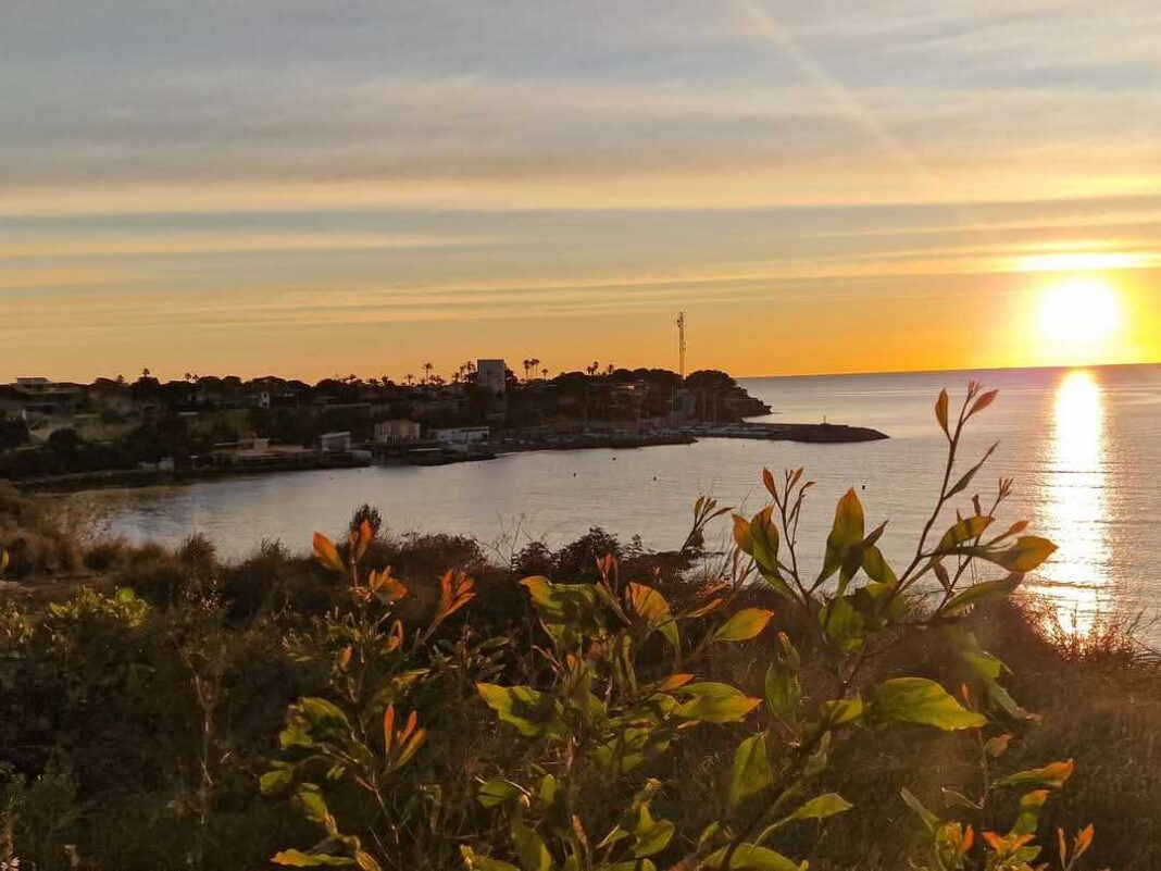On February 10, 2025, the area will experience mostly cloudy skies during the first half of the day, with temperatures ranging from 9ºC to 17ºC