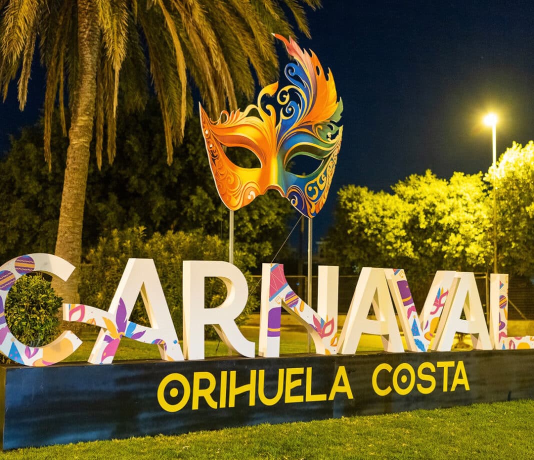 The controversy centres around the parade group Los Bombones de la Costa, a 50-member ensemble from the neighbourhood association Unidos por la Costa. Their costumes and satirical recitals highlighted longstanding neglect of the coastal area.