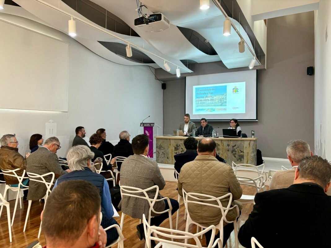 On Thursday morning, Orihuela held an extraordinary session of the Tourism Sector Council in the auditorium of the María Moliner Public Library.