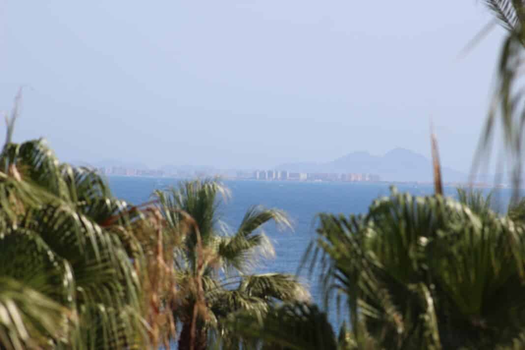 Im Laufe des Vormittags lichten sich die Wolken und bieten zwischen 6 Uhr morgens und Mittag einen teilweise bewölkten Himmel.