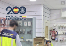 Lutte contre le trafic de téléphones portables volés : 15 personnes arrêtées à Benidorm L'opération a permis l'arrestation de 15 individus et la récupération de 437 téléphones portables volés.