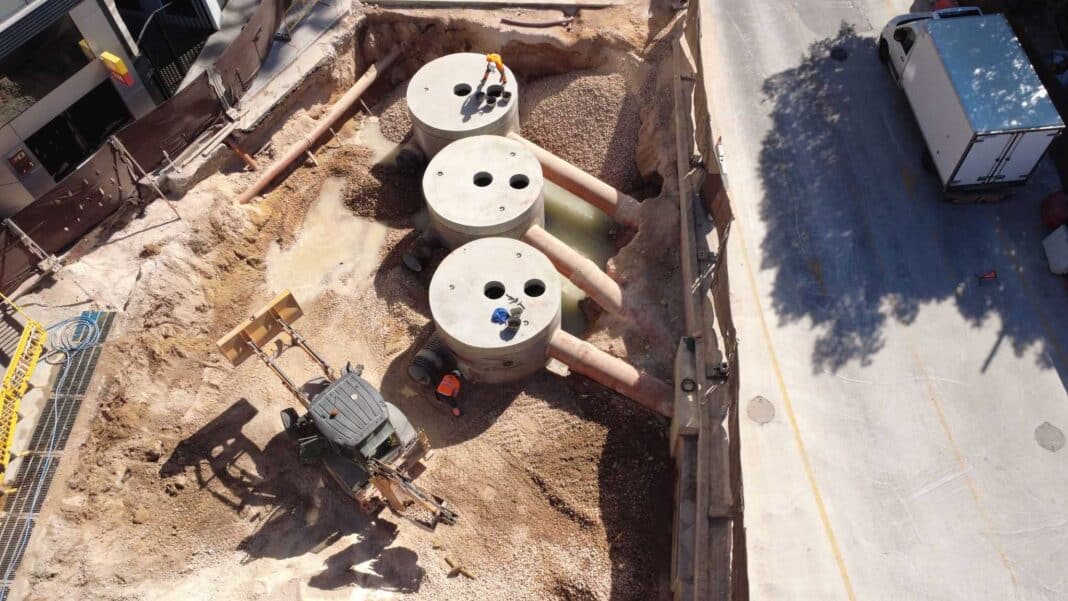 AGAMED, der Konzessionär des Wasserkreislaufs in Torrevieja, führt im Hafen ein 3.9 Millionen Euro teures Projekt durch, dessen Ziel darin besteht, Regenwasser aus höheren Lagen im Unterbecken der Rambla Juan Mateo aufzufangen.