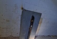 Le tunnel de Ceuta aurait pu être utilisé pour faire passer de la drogue en contrebande depuis le Maroc Plus tôt dans la journée, plusieurs perquisitions ont été menées dans des entrepôts de la zone industrielle d'El Tarajal, à Ceuta. Au cours de l'opération, les autorités ont découvert une cavité de 12 mètres de profondeur dans l'un des entrepôts, menant à un tunnel souterrain s'étendant vers la frontière marocaine.