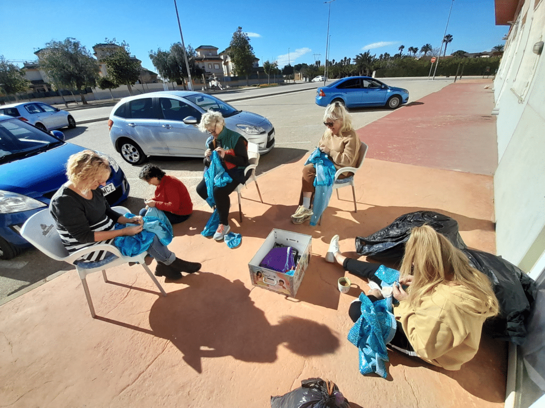 Ihre Aufgabe für die nächsten drei Monate wird es sein, die 20 Nonnentrachten anzufertigen und die Kostüme für die Kulisse von Sister Act aus dem Jahr 1977 nachzubilden, dem Musical