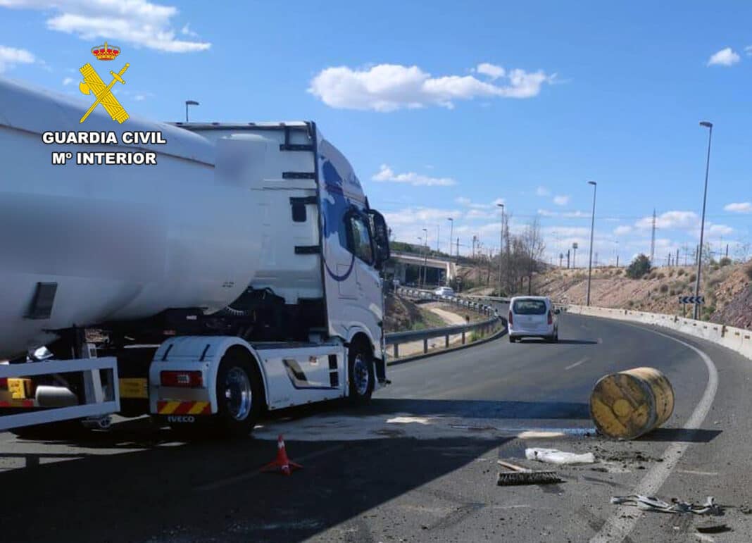 Both the transporter and the loader failed to fulfil their responsibility of ensuring the cargo was properly secured, violating labour and safety regulations.