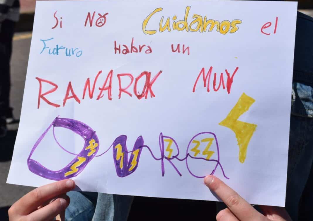 Gezinnen en leerkrachten in Orihuela Costa zijn de straat op gegaan om te protesteren tegen de ondermaatse omstandigheden op een onlangs geopende school