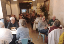 Pasteles, café y cultura: la U3A de Torrevieja se escapa a una pastelería francesa A su fascinante charla le siguió una taza de té o café y un plato de cuatro exquisitas pastelerías para compartir por mesa.