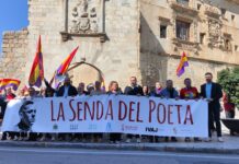 Miles caminan por la Senda del Poeta para honrar el legado de Hernández Arrangementet inneholdt også en unik rap-opptreden av Arkano, som blandet Hernández' poesi med moderne musikk.