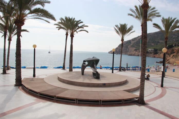 El ancla en la playa del costa