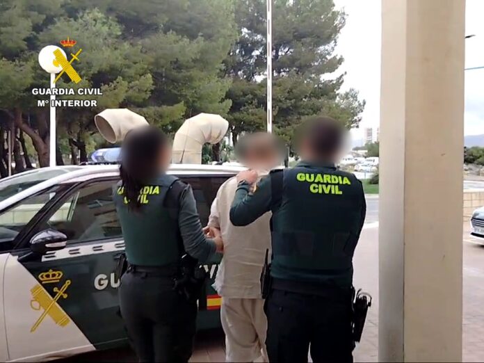 The Guardia Civil ha arrestado a un hombre argelino de 50 años en El Campello, acusado de cuatro cargos de robo en habitaciones de hotel y un delito continuo de daños a la propiedad.