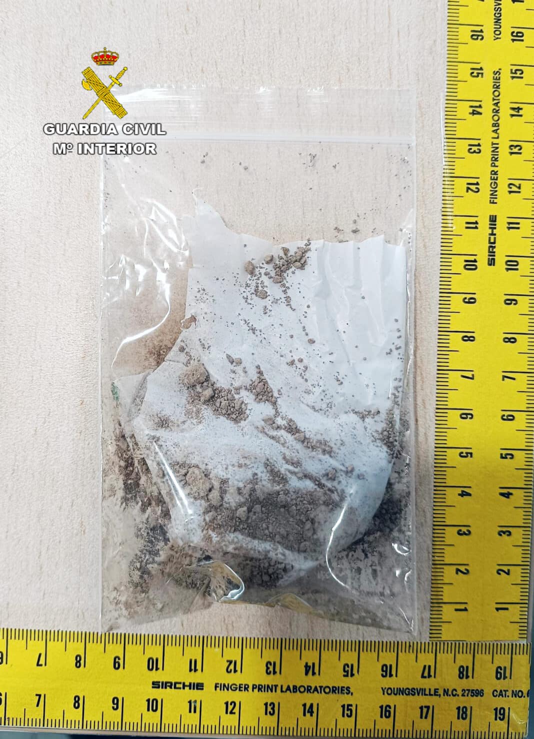 Der Vorfall ereignete sich, als Sicherheitspersonal des Gefängnisses im Rahmen einer routinemäßigen Besucherkontrolle verdächtiges Verhalten bei einer Frau feststellte, die im Begriff war, den Vis-à-vis-Besuchsbereich zu betreten.