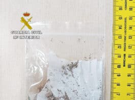 Kobieta złapana na przemycie narkotyków do więzienia w Murcii Do zdarzenia doszło, gdy funkcjonariusze ochrony więzienia, w ramach rutynowej kontroli odwiedzających, zaobserwowali podejrzane zachowanie kobiety, która miała właśnie wejść na teren przeznaczony dla odwiedzin „vis a vis”.