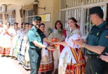 Królowa Wiosny z Murcji zagląda za kulisy Guardia Civil Wizyta ta stanowi kolejny moment kulturowego powiązania długoletnich tradycji Murcii z istotną pracą instytucji bezpieczeństwa publicznego.