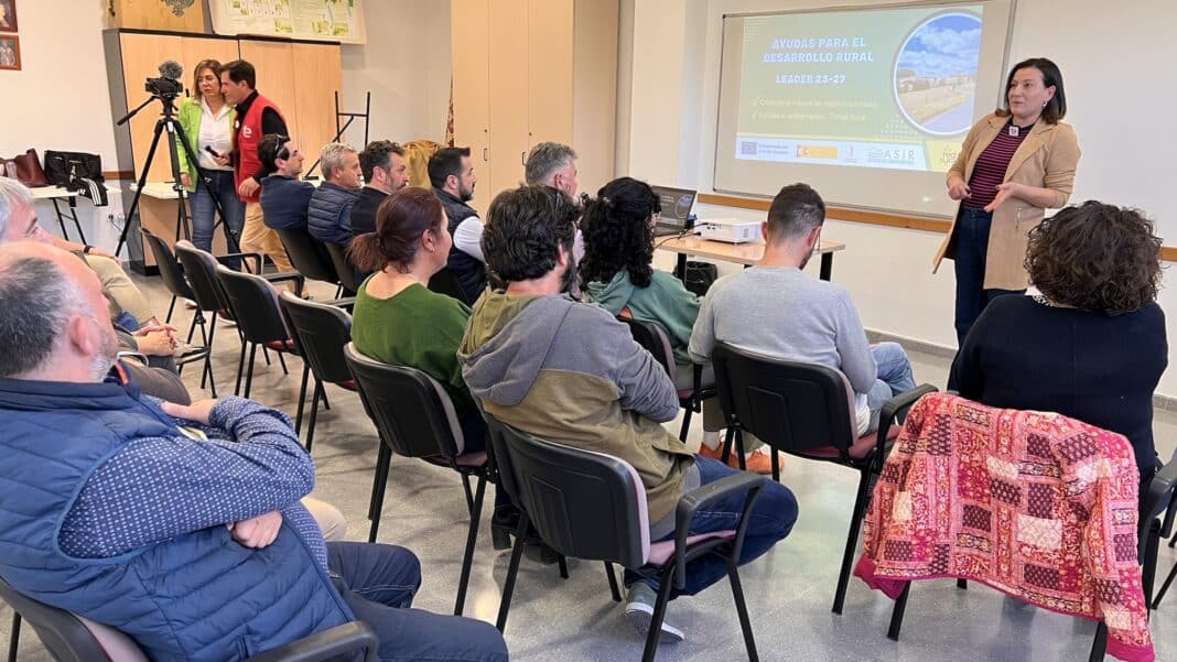 GAL ASIR Director María Jesús Torres García emphasized the importance of this financial support for rural development, encouraging entrepreneurs to apply.