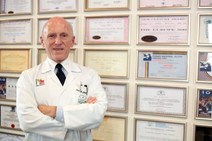 Entre las distinciones que posee, el Dr. Alió recibió de la Sociedad Española de Oftalmología (SEO) El Premio Castroviejo, establecido en 1979 para distinguir los servicios y los méritos realizados a la oftalmología en España.
