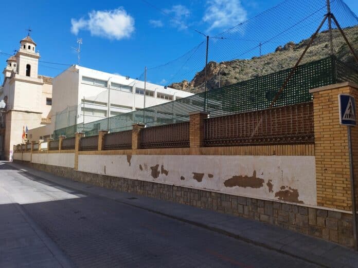 García destacó que Orihuela tenía 21 proyectos aprobados bajo el plan, con un valor de más de 20 millones de euros. Sin embargo, varios trabajos permanecen sin terminar o en riesgo debido a recortes presupuestarios y la falta de compromiso de las autoridades regionales.