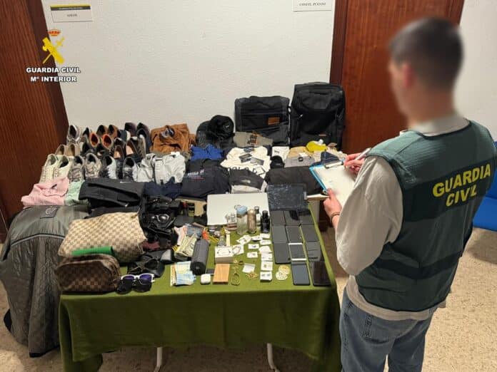 The Guardia Civil has arrested two men, aged 62 and 48, in Alicante as part of “Operation Tafi24,” on suspicion of carrying out more than 80 home burglaries in the coastal town of Jávea (Alicante province).
