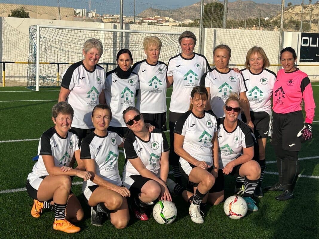 Wie wäre es mit einem Versuch im Walking Football für Damen? Selbst wenn du noch nie einen Ball getreten hast, ist das kein Problem, denn wir haben eine tolle Trainerin, die dich anleitet.